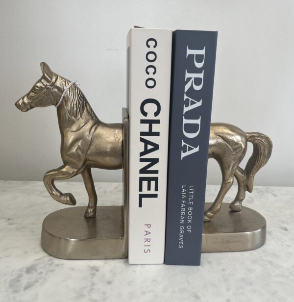 Cerra livros cavalo dourado